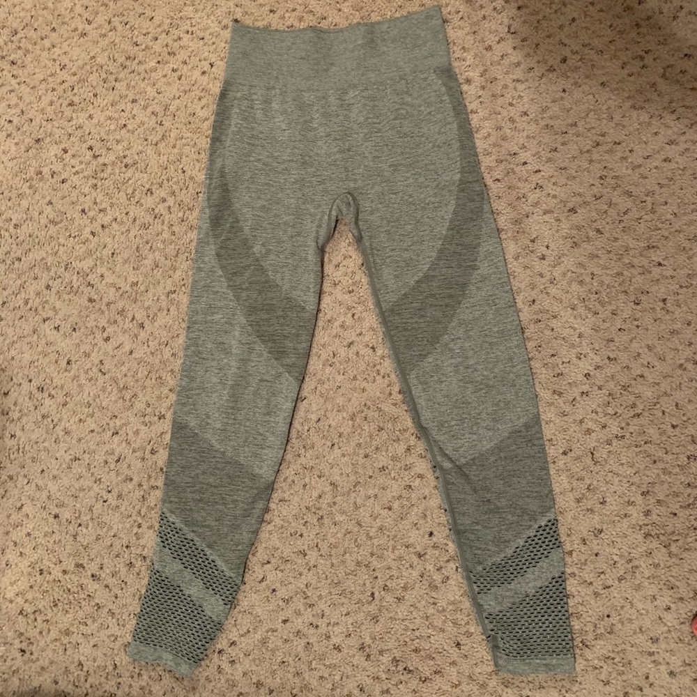 PINK Seamless Leggings Size : Medium 14$